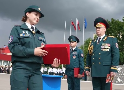 Порвать платье на празднике: примета