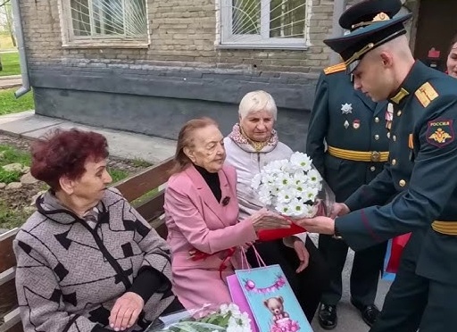 Поймать жука на одежде: примета