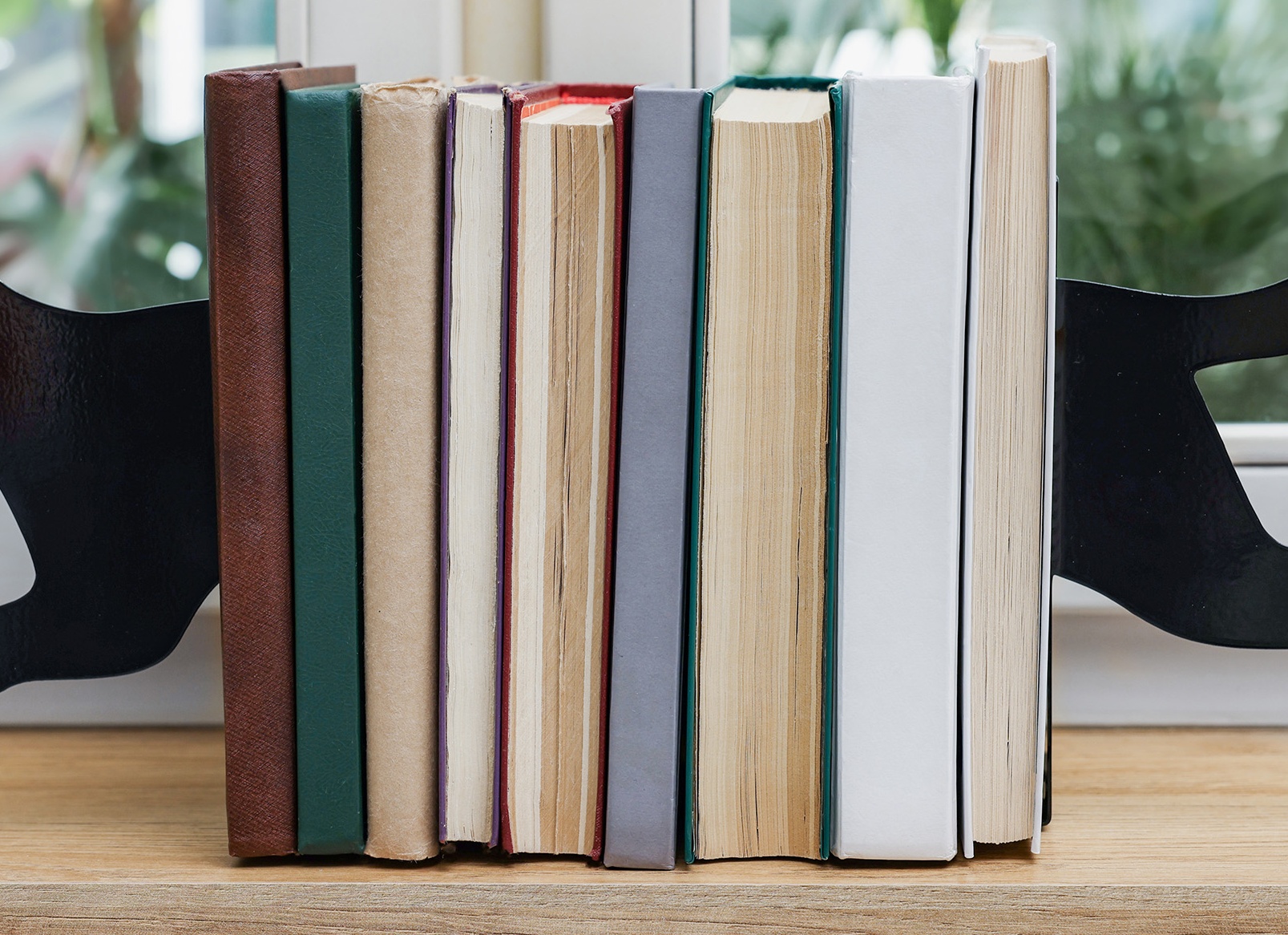 Почему нельзя держать открытую книгу на столе: примета Почему нельзя держать открытую книгу на столе: примета